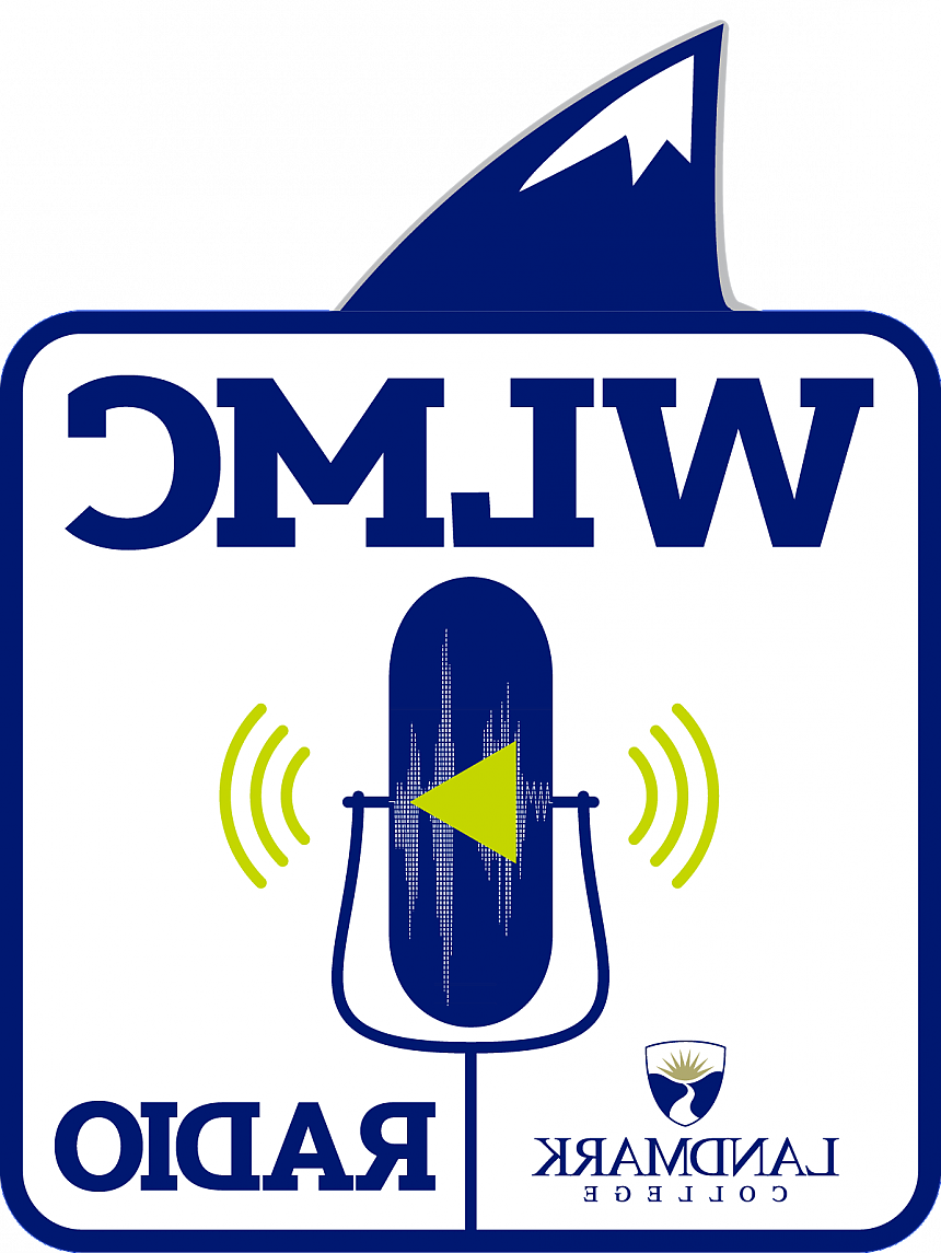 WLMC的标志包括呼号和一个绿色的麦克风图形
