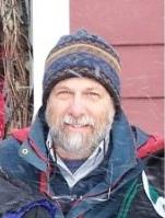 彼得·默多克头戴冬帽，身穿大衣，在雪地里的大头照